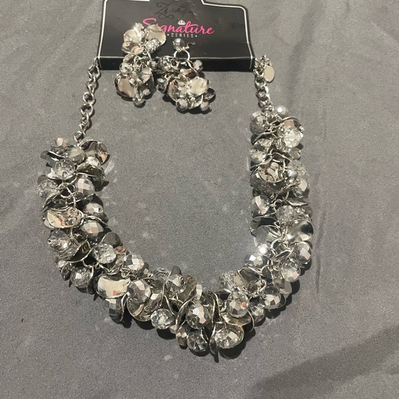 Paparazzi Zi Signature Series: "The Haydee" Necklace & Earrings Set - Picture 1 of 4
